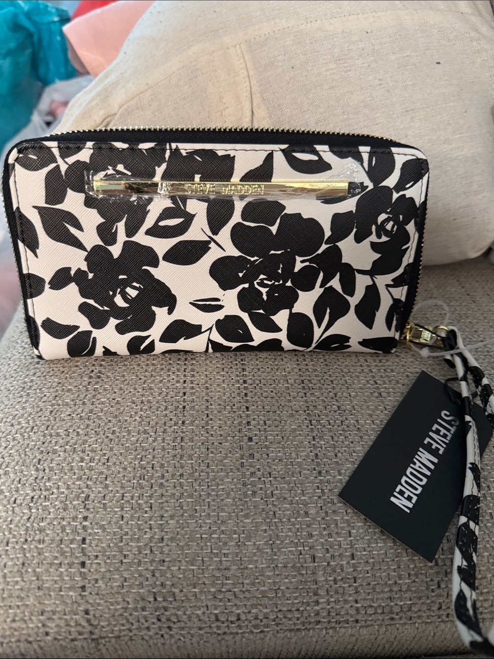 Steve Madden Black & White Floral Zip Wristlet Wallet